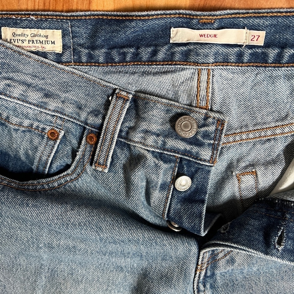 Levi's Classic Wedgie Blue Jeans with Brown Leather Patch sz 27 - Picture 4 of 11